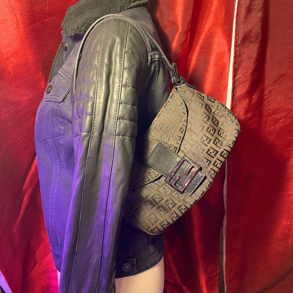 💝 🔥FENDI RARE ZUCCA BAGUETTE WITH RARE NEUTRAL GUNMETAL HARDWARE